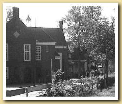 Het oude Raadhuis schuin tegenover de huidige locatie